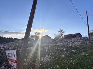 AKSEKİ EMLAKTAN ÖMER DURUK KARŞISI KÖY İÇİ İMARLI ARSA